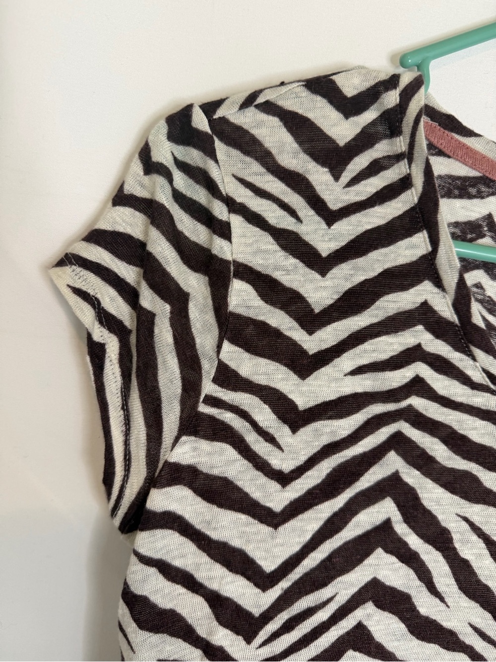Tahari 100% Linen Brown and Off-White Zebra Print V-Neck Short Sleeve Top - Picture 4 of 6